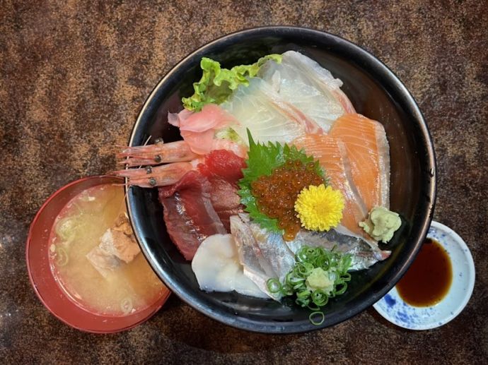 静岡県松崎町にある味正で提供している海鮮丼
