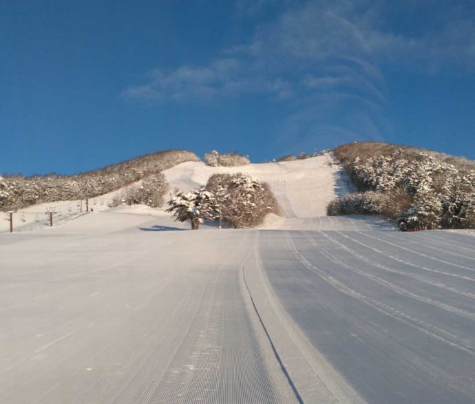 泉ヶ岳スキー場のゲレンデ風景