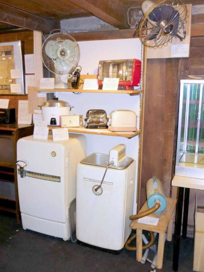 「日本ラジオ博物館」で展示される高度成長期の白物家電類