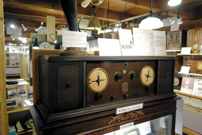 「日本ラジオ博物館」で展示される米国製大型ラジオ「ラジオラ・スーパーヘテロダイン」