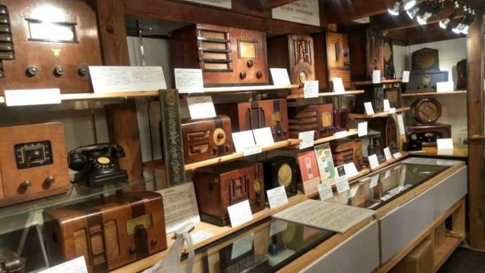 「日本ラジオ博物館」内で展示される戦前のラジオの数々