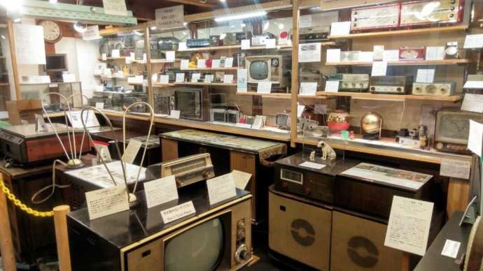 「日本ラジオ博物館」内で展示される戦後高度成長期のラジオ・テレビの数々（その1）