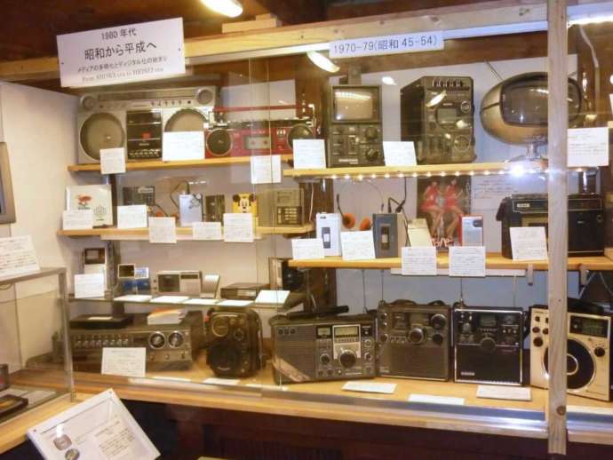「日本ラジオ博物館」内で展示される1970～80年代のラジオ・テレビ・ラジカセ類