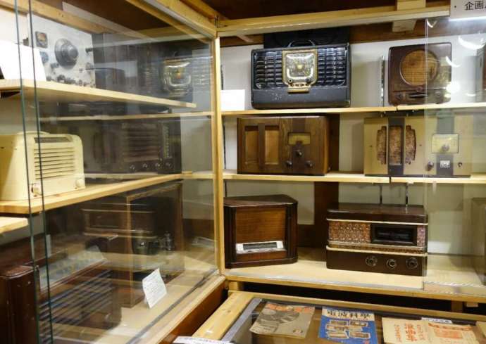 「日本ラジオ博物館」内で展示される企画展関連ラジオや雑誌