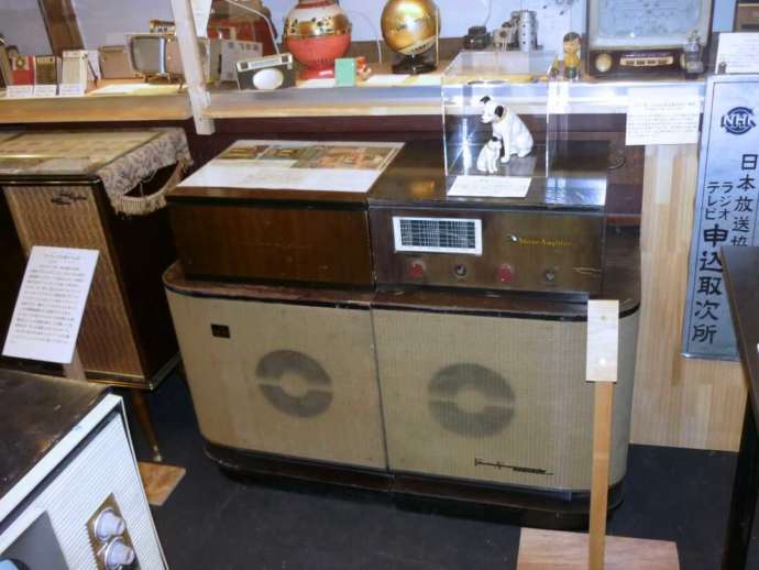 「日本ラジオ博物館」内で展示される日本初のステレオセット