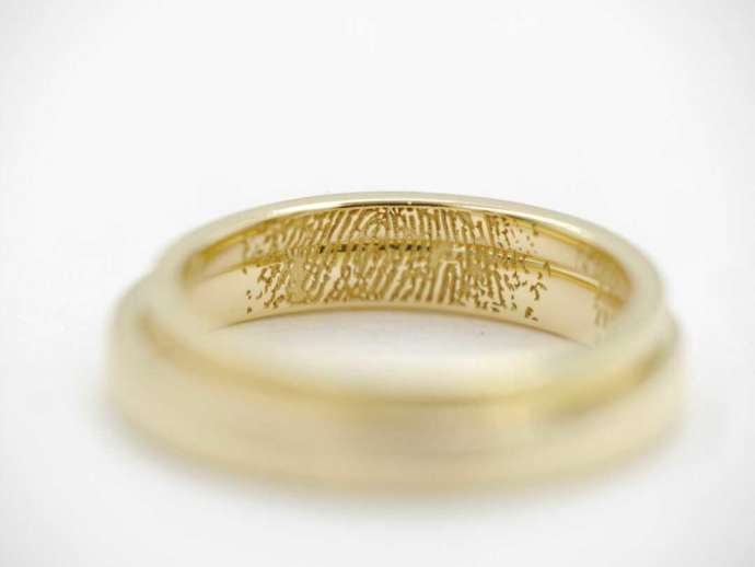 レーザーのよる指紋の刻印が施された結婚指輪