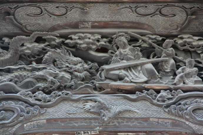 観音堂で見られる龍と天女の彫刻