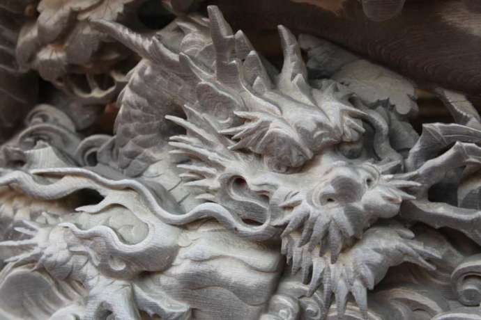 旗下山慈眼寺で見られる龍の彫刻