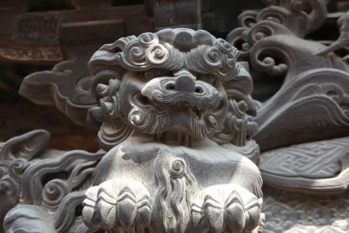 旗下山慈眼寺で見られる獅子の彫刻
