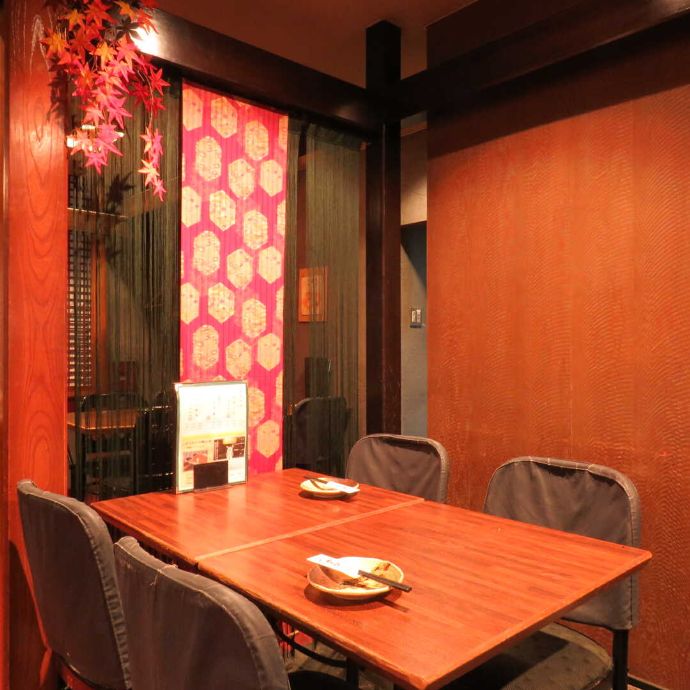 紅葉の造花が飾られている黄桜 治六亭のテーブル席