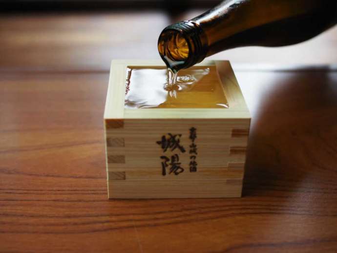 木枡に日本酒を注ぐ様子