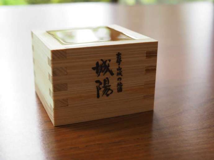 木枡に注がれた日本酒の画像