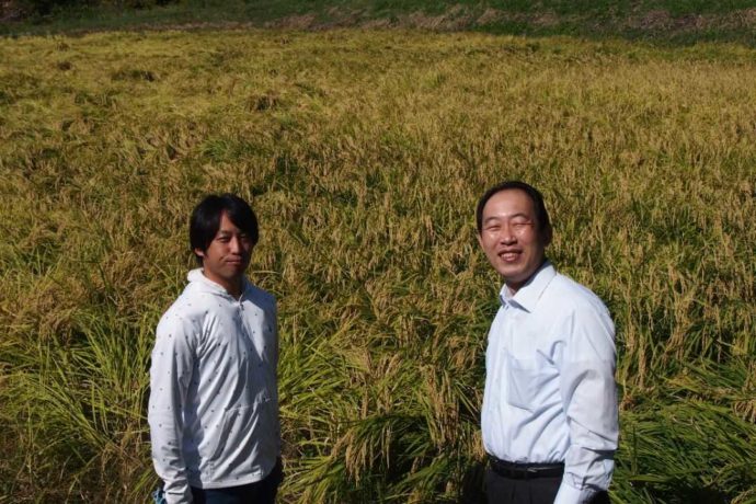 城陽酒造の契約栽培米の農家・桐畑さんと城陽酒造社長の島本さん