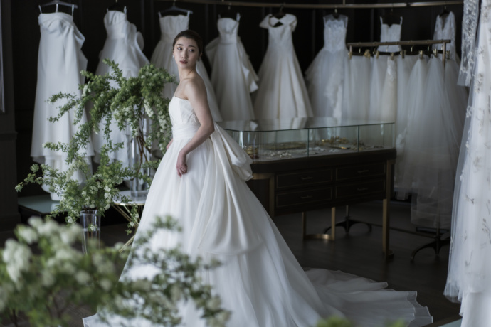 JUNOが撮影したドレスに囲まれた花嫁のウエディングフォト