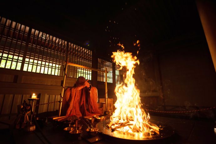 大阪府高槻市にある神峯山寺での護摩祈願の様子