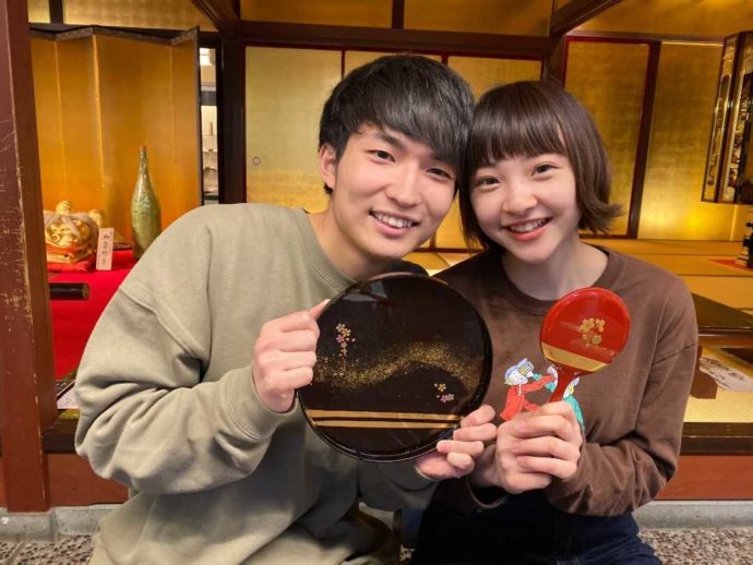 加賀 伝統工芸村 ゆのくにの森で伝統工芸体験をして喜ぶカップル