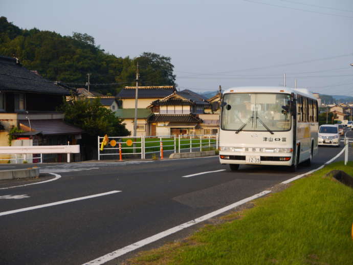 鏡野町内を走るバス