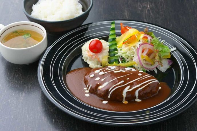 レストラン岡喜の人気メニュー「デミグラスハンバーグ定食」