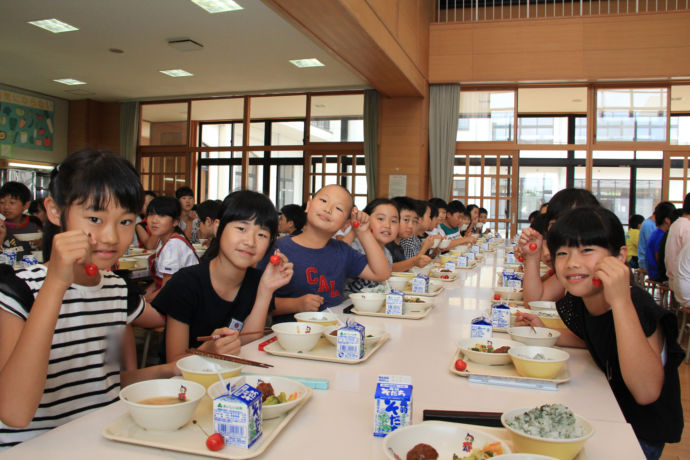 山形県河北町の小学校の給食風景