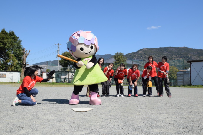 神奈川県開成町で開催された自治会対抗の女子ソフトボール大会
