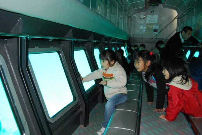 徳島県海部郡にある海洋自然博物館マリンジャムのブルーマリン号に乗船する子供たち