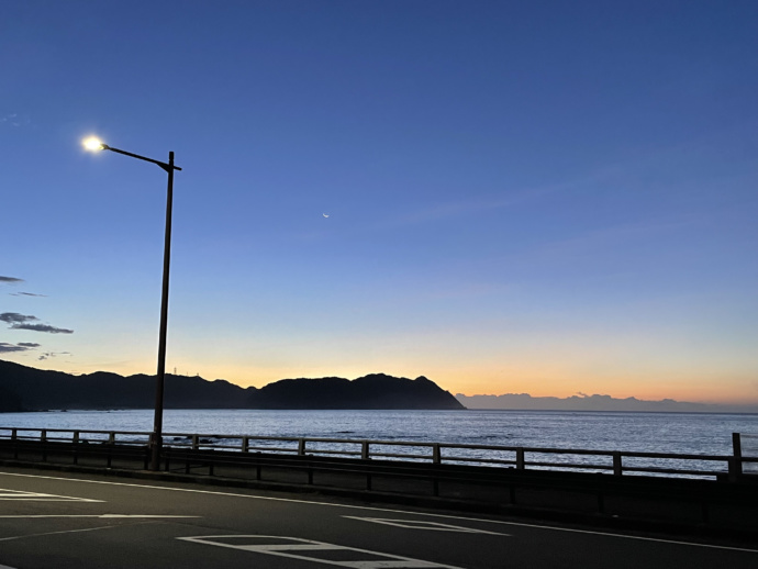 道の駅宍喰温泉に隣接する海岸の朝方の様子