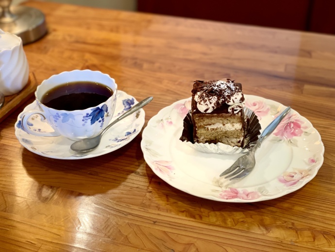 ル・ペルルのケーキとコーヒー