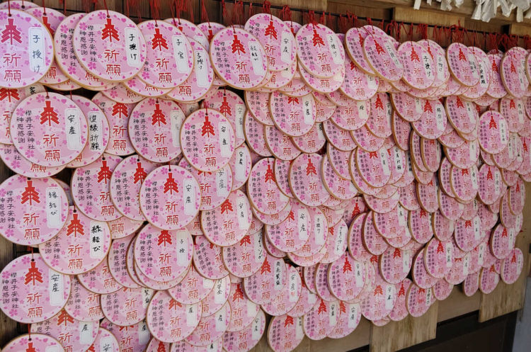 千葉県にある櫻井子安神社の境内に飾られている祈願玉をモチーフにした祈願絵馬