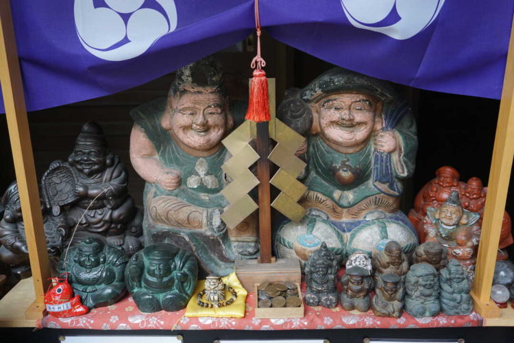 千葉県にある櫻井子安神社の社殿の横に置かれている大黒神と恵比寿神の神像