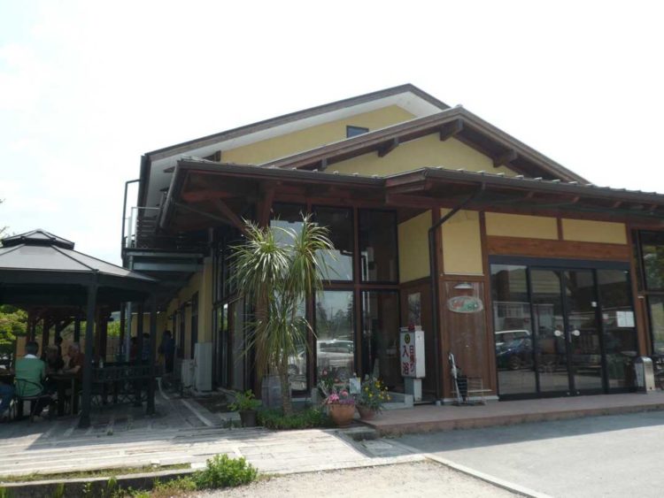奈良県五條市にあるカルディアキャンプ場の本館ロッジの外観