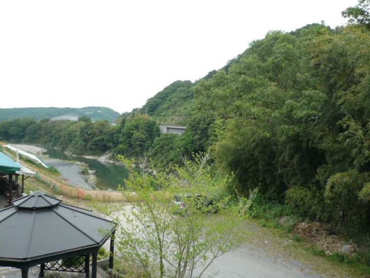 奈良県五條市にあるカルディアキャンプ場のロッジから眺める山川