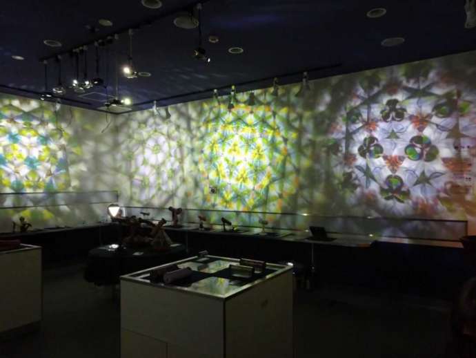 京都府京都市にある「京都万華鏡ミュージアム」の投影式万華鏡