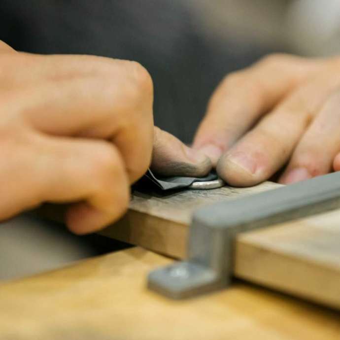 鎌倉彫金工房の鍛造製法で指輪を作る様子