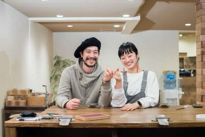 鎌倉彫金工房で手作り指輪を完成させた笑顔のカップル