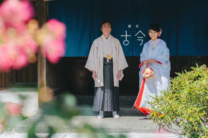 鎌倉古今の正面出入口で記念写真を撮るご夫婦