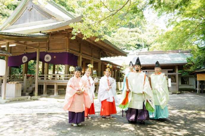 鎌倉宮の拝殿前に並ぶ神職と巫女