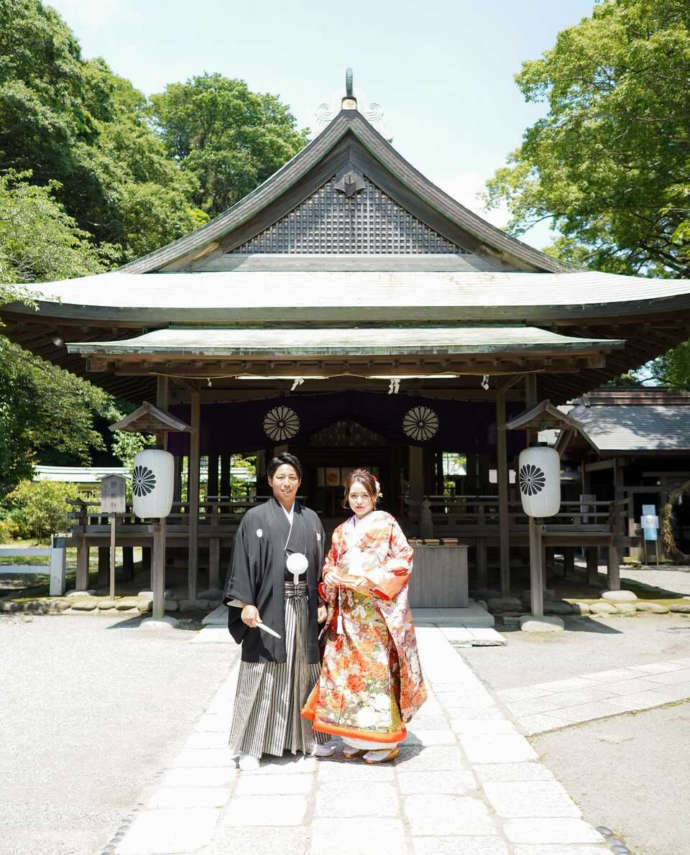 鎌倉宮の拝殿前に立つ和装の新郎新婦