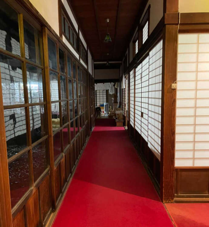 鎌倉宮の社務所内の赤い毛せんが敷かれた廊下