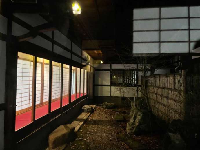 夜の鎌倉宮の社務所の様子