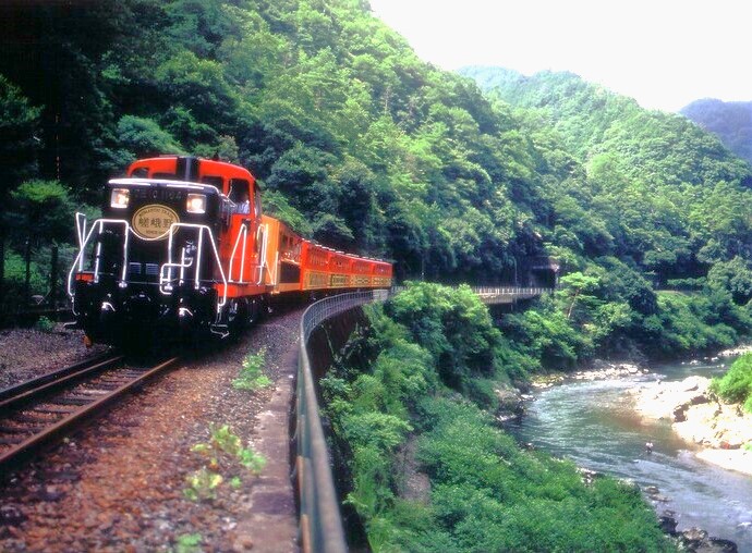 京都府亀岡市を走る嵯峨野トロッコ列車