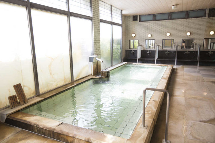 塩原温泉郷 旅館 上会津屋の美肌成分メタケイ酸が豊富な源泉かけ流しの大浴場
