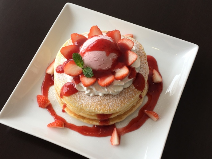 フラノカフェのカフェメニュー「ふらの苺のパンケーキ」の写真