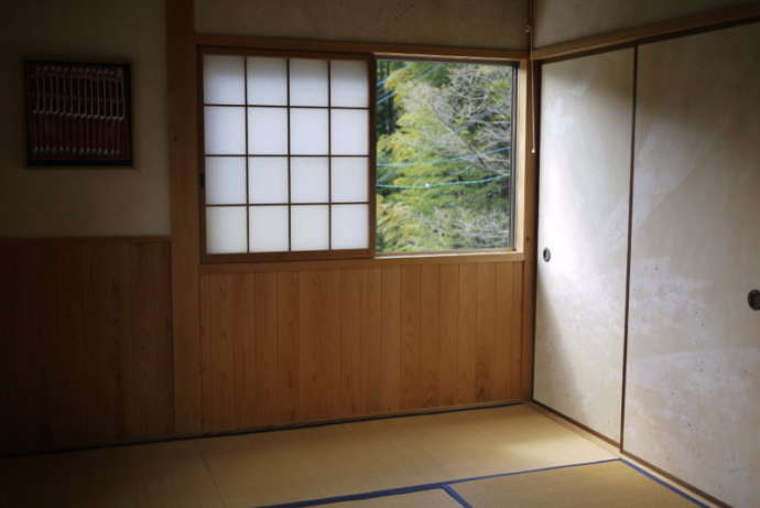 手漉き和紙を使用した客室の襖と障子
