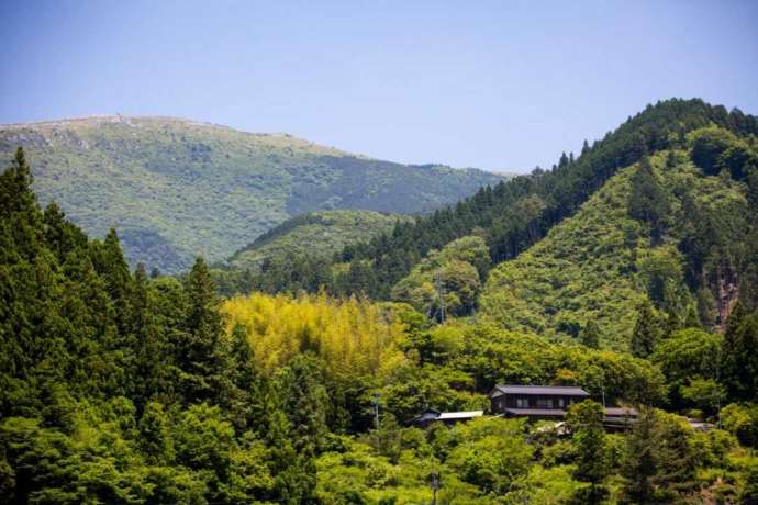 かみこやとその周辺の山々、四国カルストを写した遠景の写真