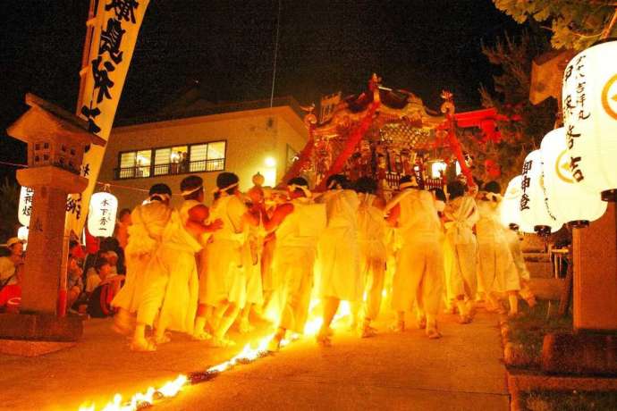 北海道神恵内村の厳島神社例大祭で行われる火渡り