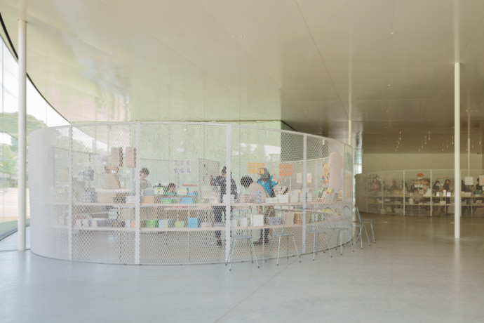 白を基調とした金沢21世紀美術館の内観
