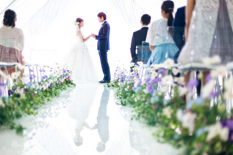 金沢国際ホテルに完備されたチャペルで結婚式を挙げるカップル