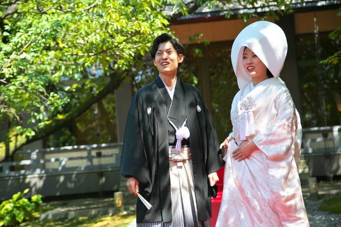 金沢国際ホテルの神殿内庭園でハレの日を迎えるご夫婦