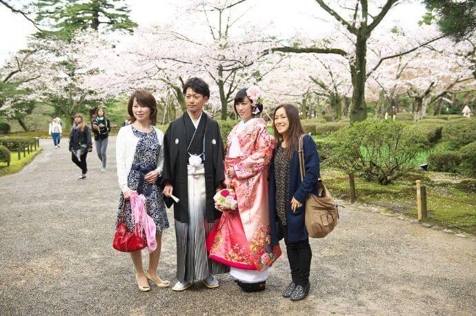 金沢の兼六園で家族と前撮りする新郎新婦