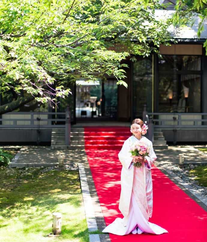 金沢国際ホテルの神殿内庭園で前撮りする花嫁